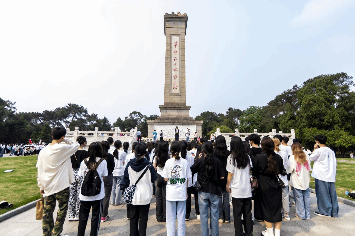 带队老师程舒阳给全体学生上思政课