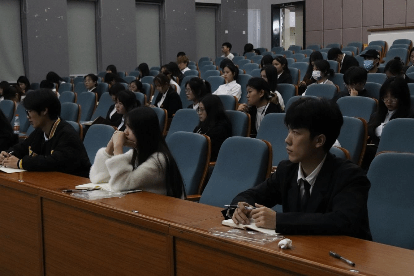 学员们在认真听课做笔记
