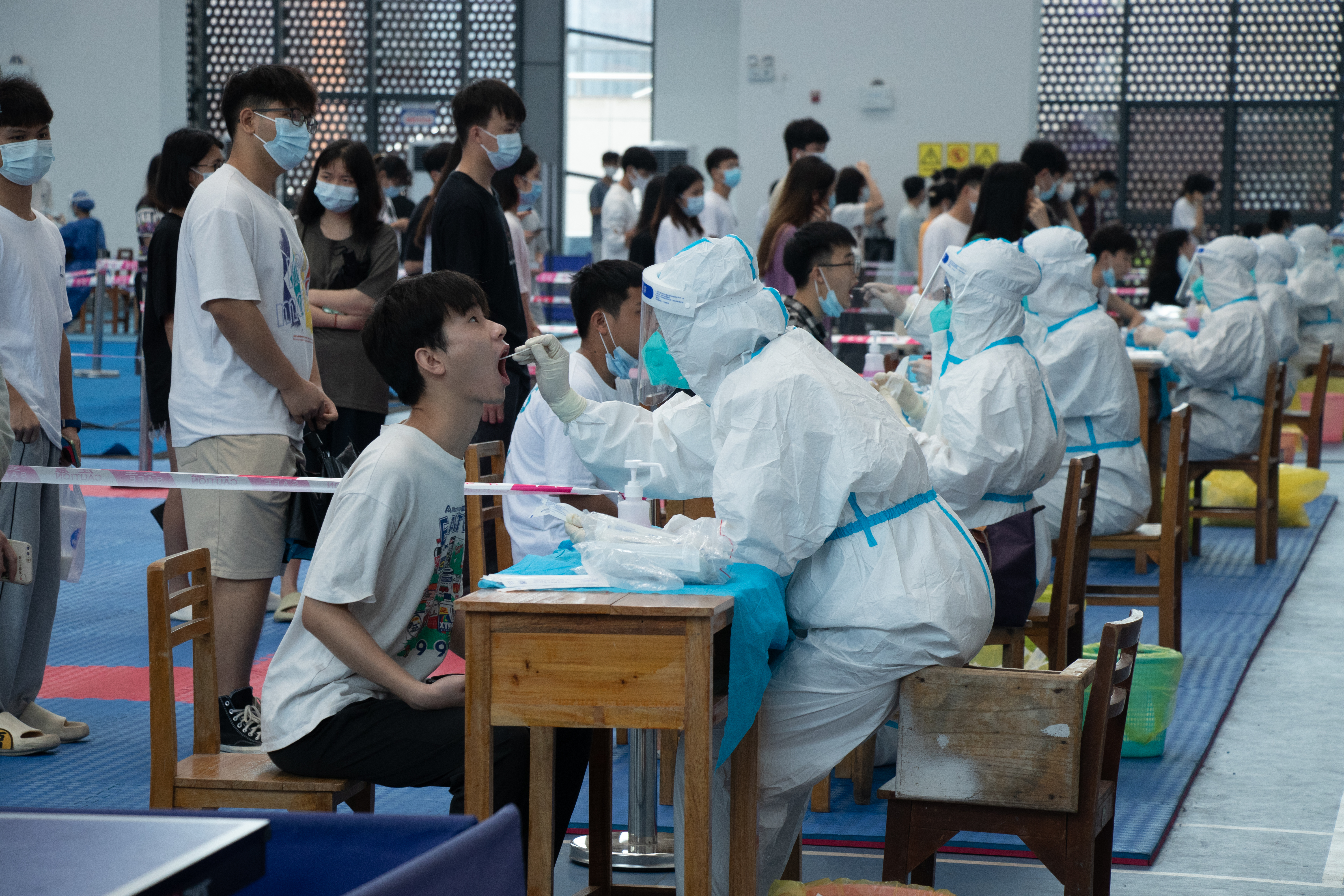 我校全员核酸检测现场