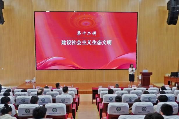 甘麒燕副教授在开云网页版界面·开云(中国)农业工程职业技术学院上展示课