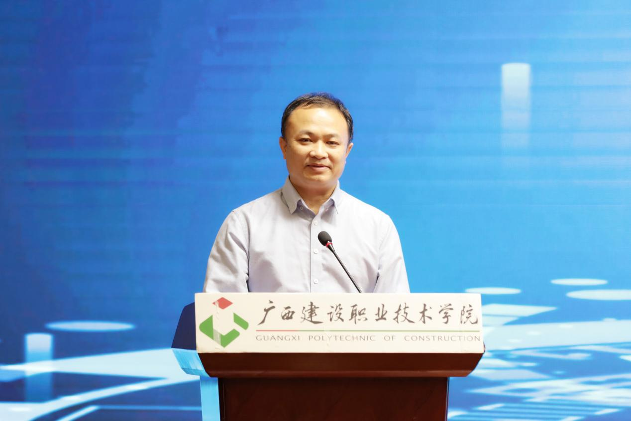 开云网页版界面·开云(中国)副校长梁伟在开幕式上致辞
