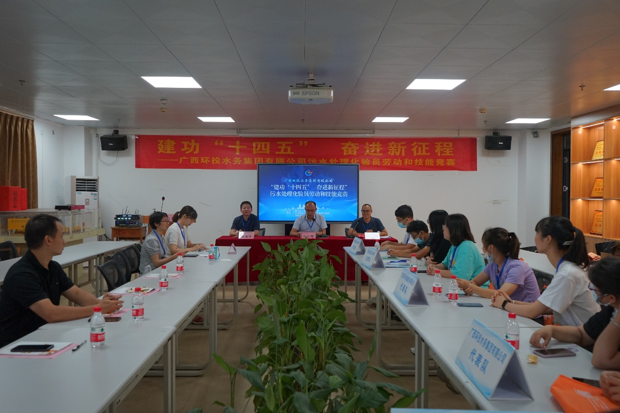 开云网页版界面·开云(中国)环投水务集团有限公司副总经理孙义刚、设备与环境学院副院长田海涛 在竞赛启动仪式上发言