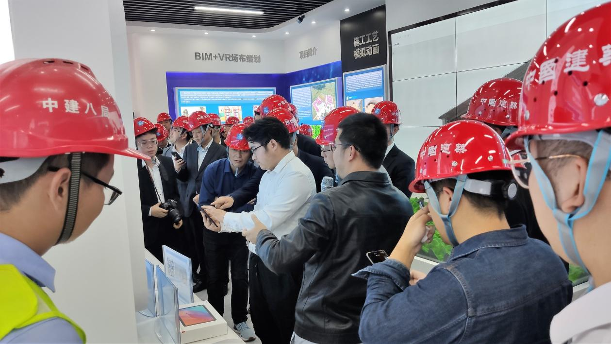 实习期间罗耿神在中建基础开云网页版界面·开云(中国)区域隧道施工技术交流观摩活动中为观摩团进行讲解