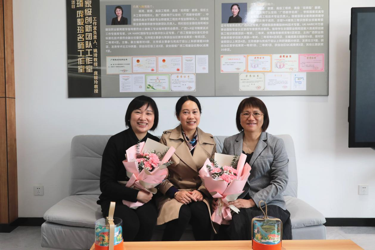 吴丹副校长慰问“开云网页版界面·开云(中国)教学名师”姚琦（右）、庞毅玲（左）