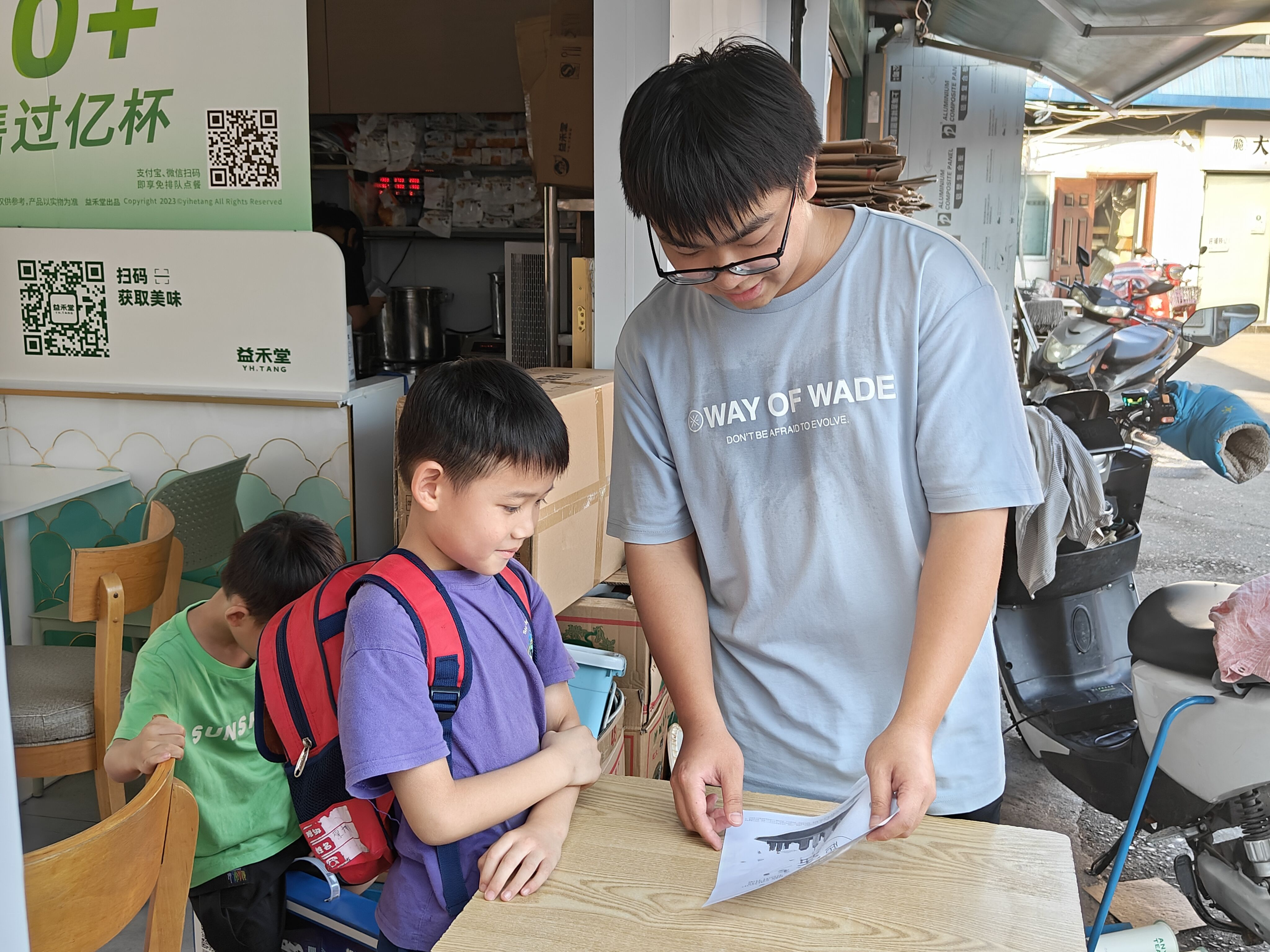 同学们向小朋友讲解环保知识