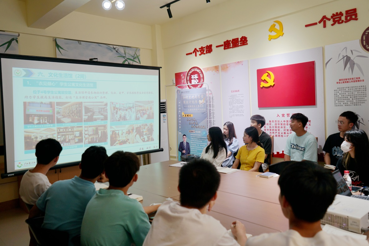 周舟部长向同学们介绍开云网页版界面·开云(中国)“一站式”学生社区建设的基本情况