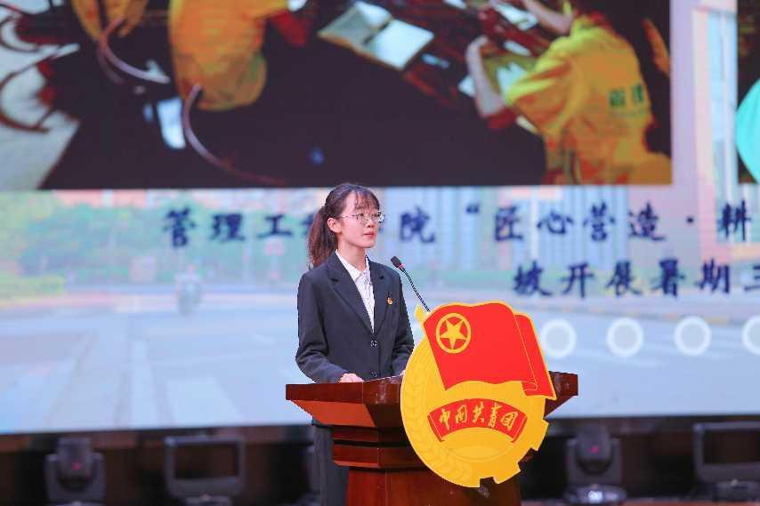 社会实践“个人优秀成果奖”代表 黄小燕同学作经验分享