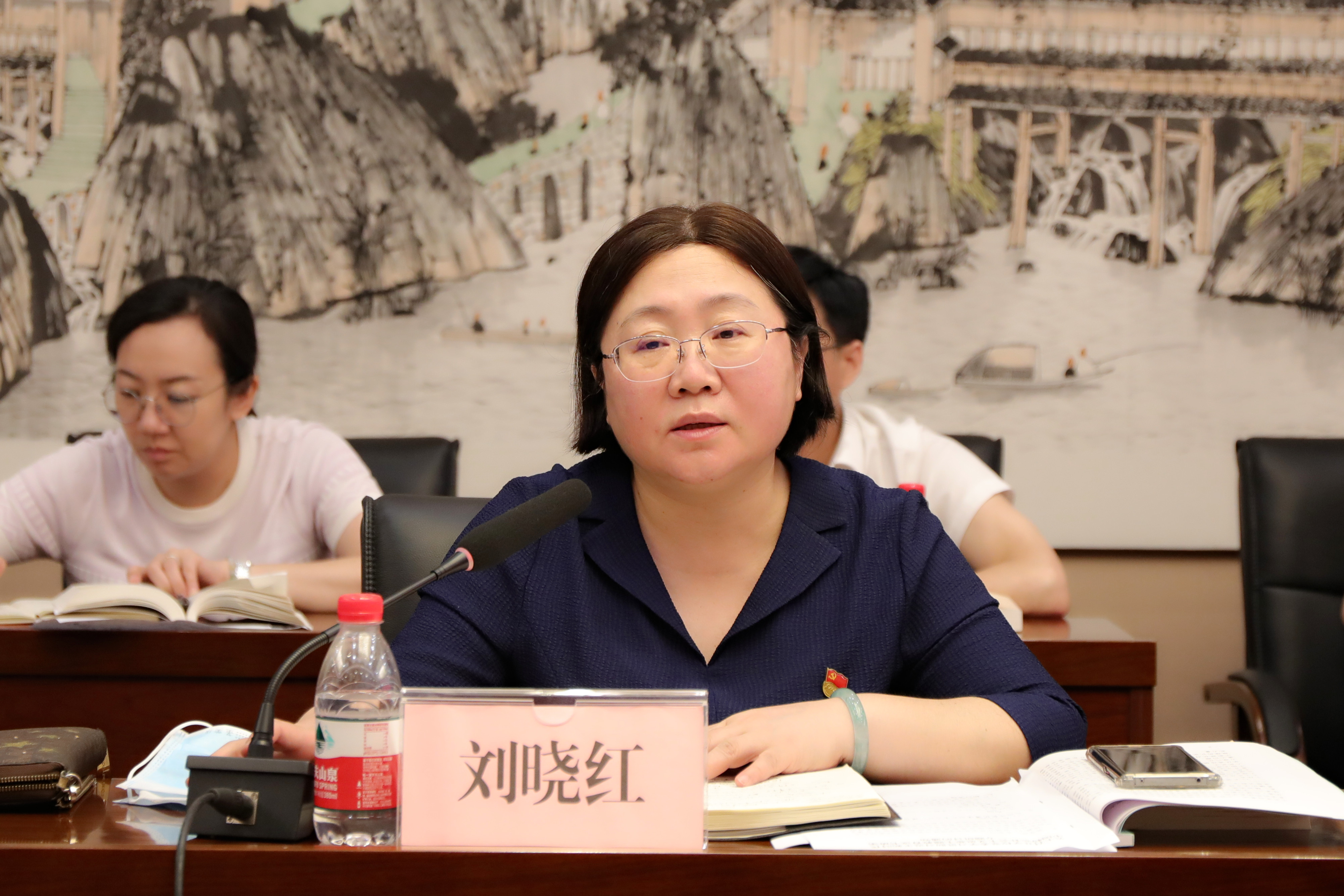 开云网页版界面·开云(中国)党委书记刘晓红主持会议
