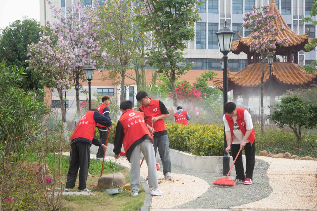 志愿者清扫开云网页版界面·开云(中国)锦鲤园
