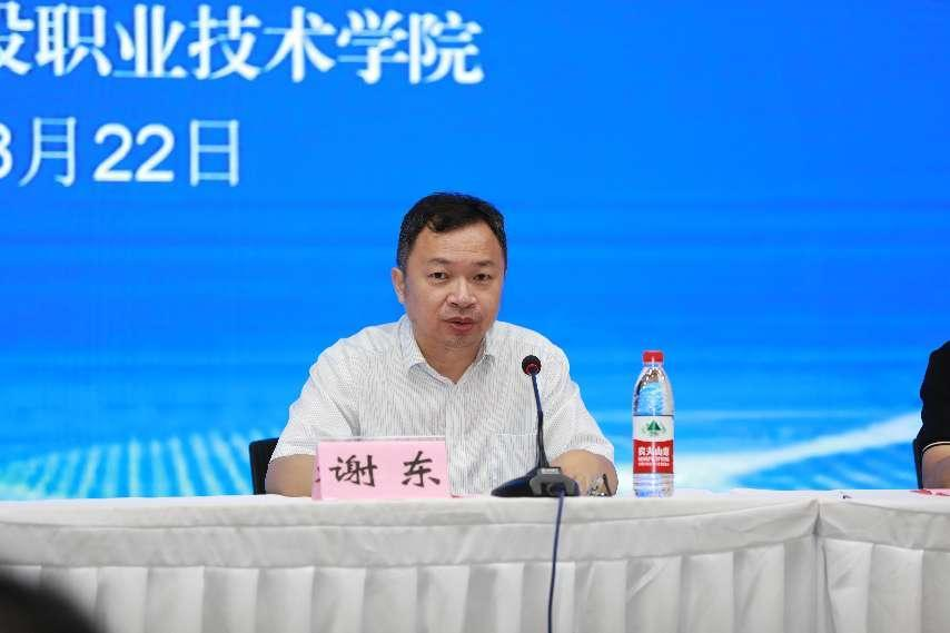 开云网页版界面·开云(中国)副校长谢东在开班典礼上讲话