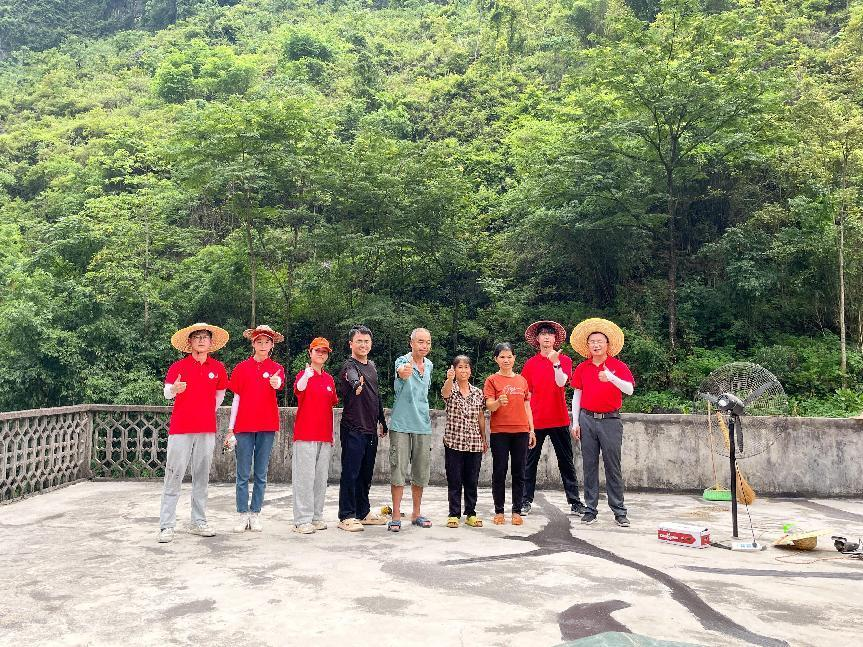 实践团成员与村民合影留念