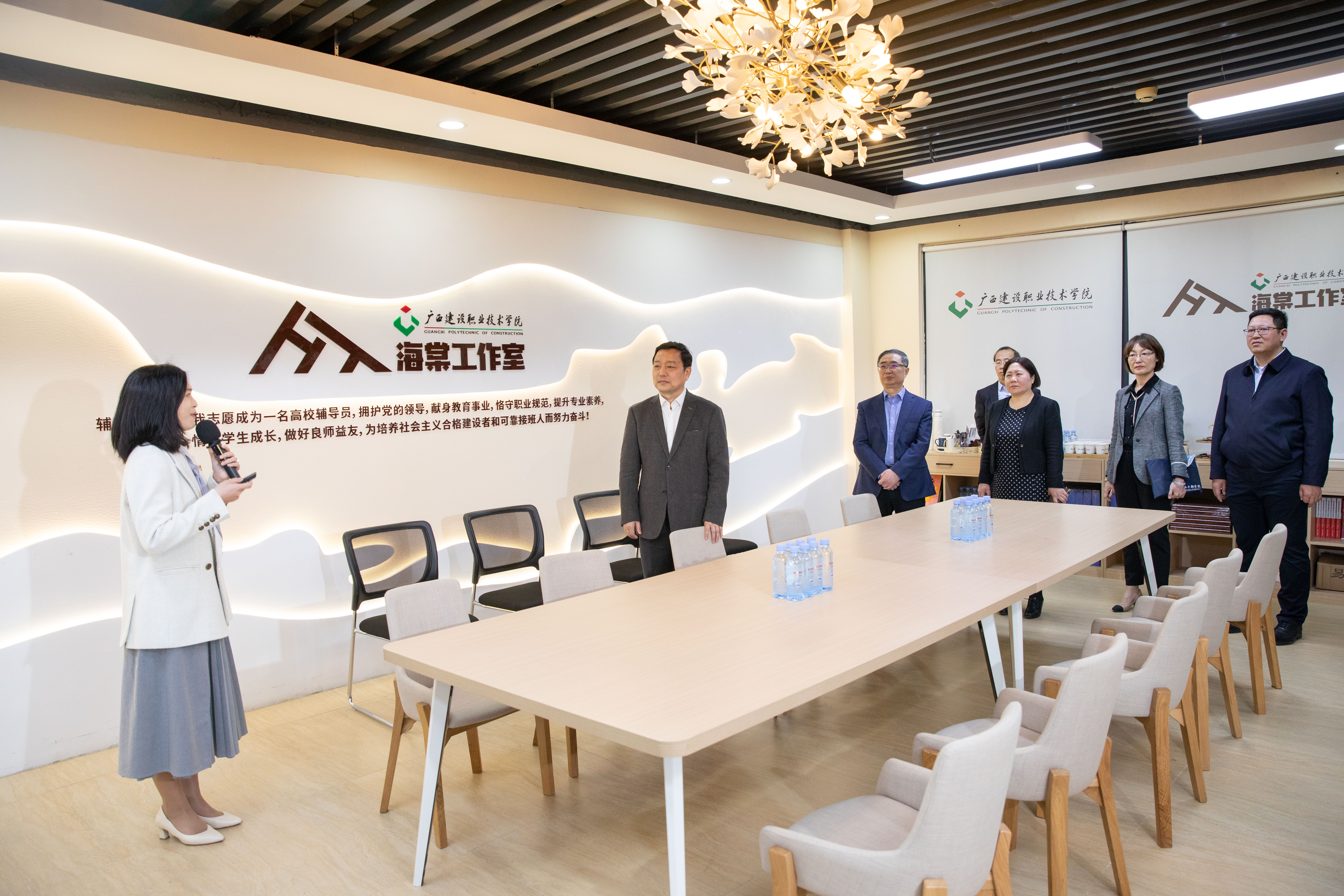 杨绿峰厅长一行参观开云网页版界面·开云(中国)高校高水平辅导员工作室，全国“最美高校辅导员年度人物”郭海棠汇报工作室建设情况