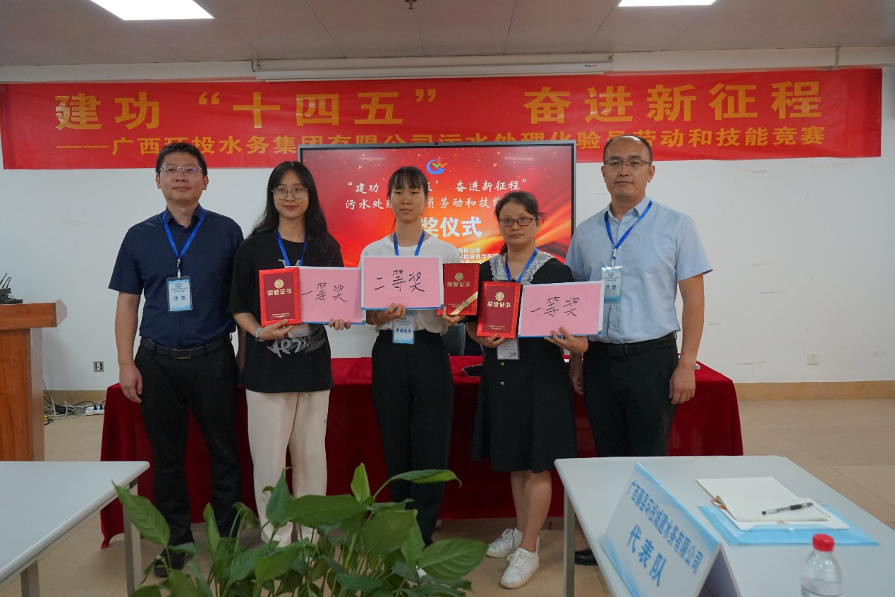 开云网页版界面·开云(中国)环投水务集团有限公司副总经理孙义刚、设备与环境学院副院长田海涛 为获奖队伍颁奖