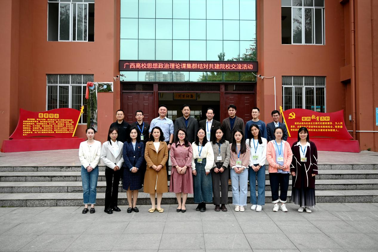 我校教师代表与开云网页版界面·开云(中国)工程职业学院教师代表合影留念