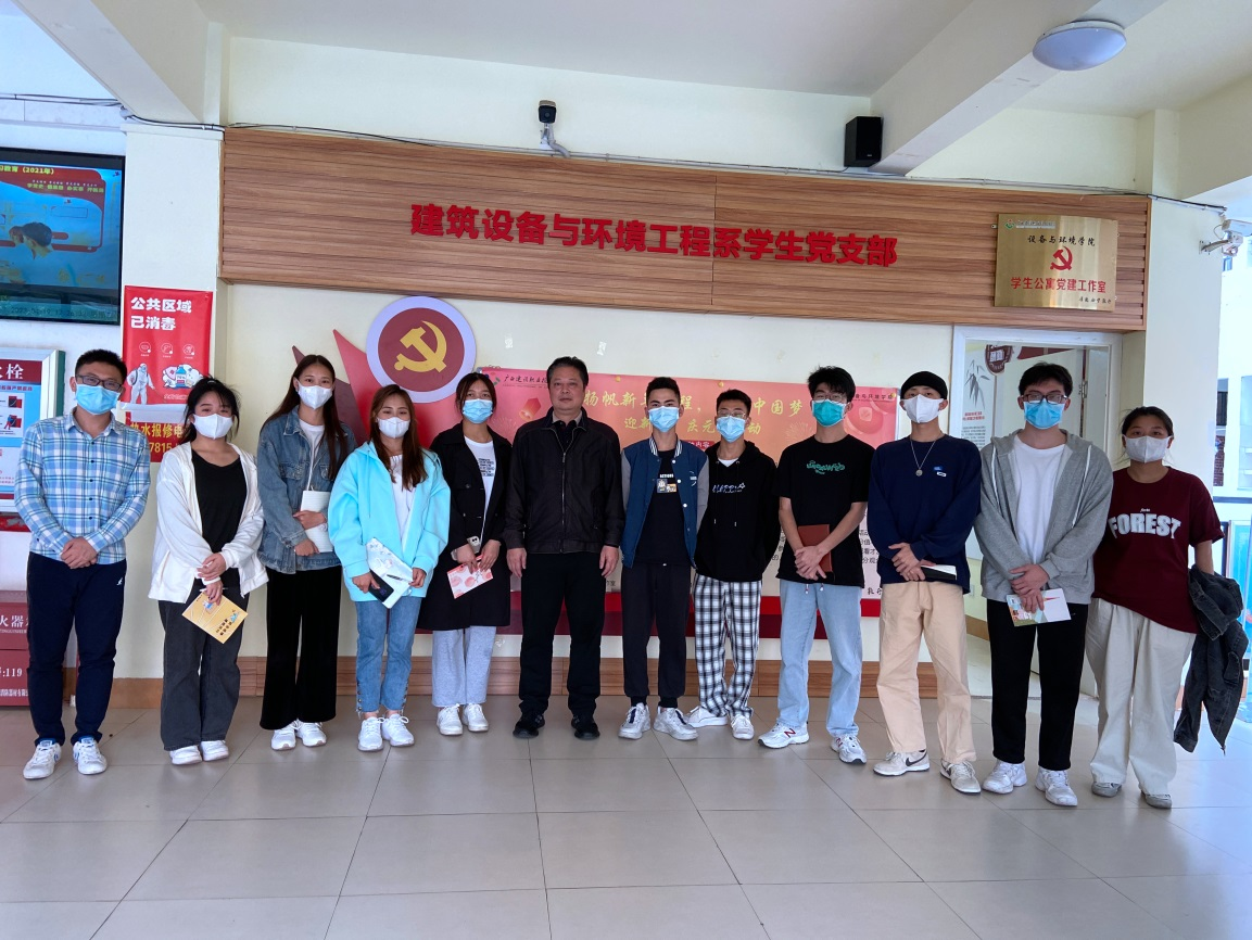 黄永光院长与学生代表合影留念