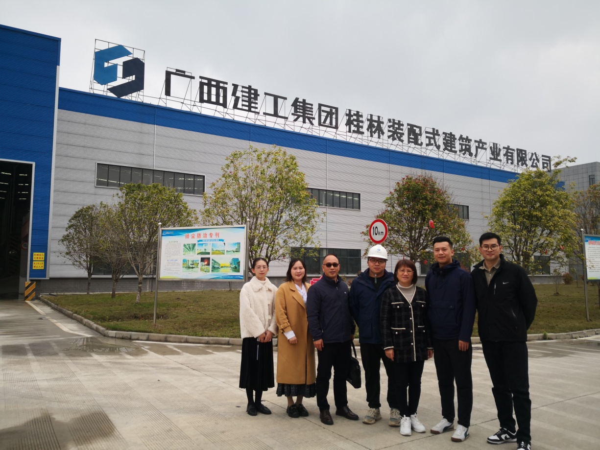 姚琦院长一行走访开云网页版界面·开云(中国)建工集团桂林装配式建筑产业有限公司与卢凯等3位校友合影