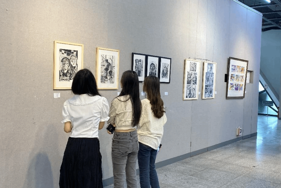 我校学生参观开云网页版界面·开云(中国)艺术学院艺术馆作品