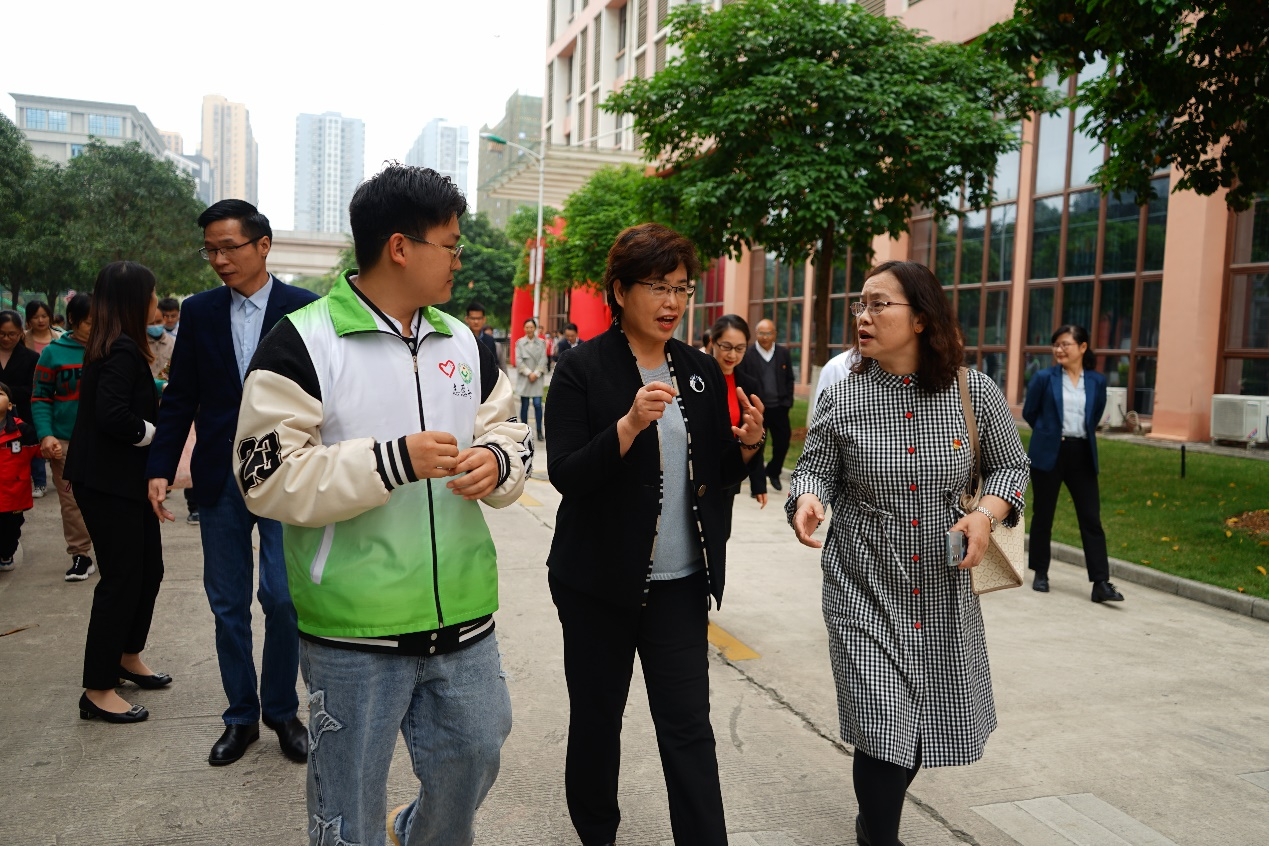 自治区残联党组书记、理事长黄丽娟（中）与开云网页版界面·开云(中国)设备学院党总支书记侯文淑（右）对活动进行深入沟通交流