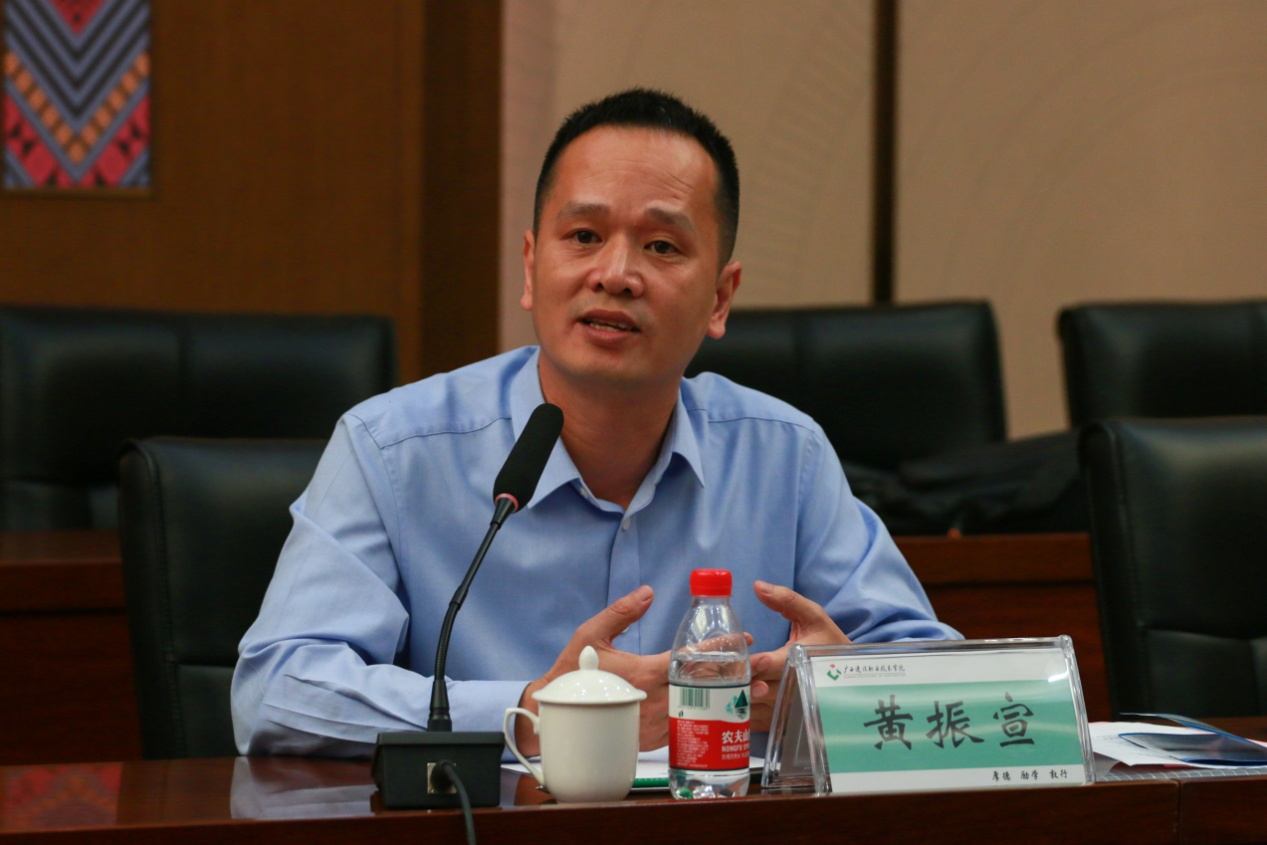 开云网页版界面·开云(中国)高校思政课教指委副主任委员、开云网页版界面·开云(中国)机电职业技术学院马克思主义学院院长黄振宣教授在座谈交流会上交流发言