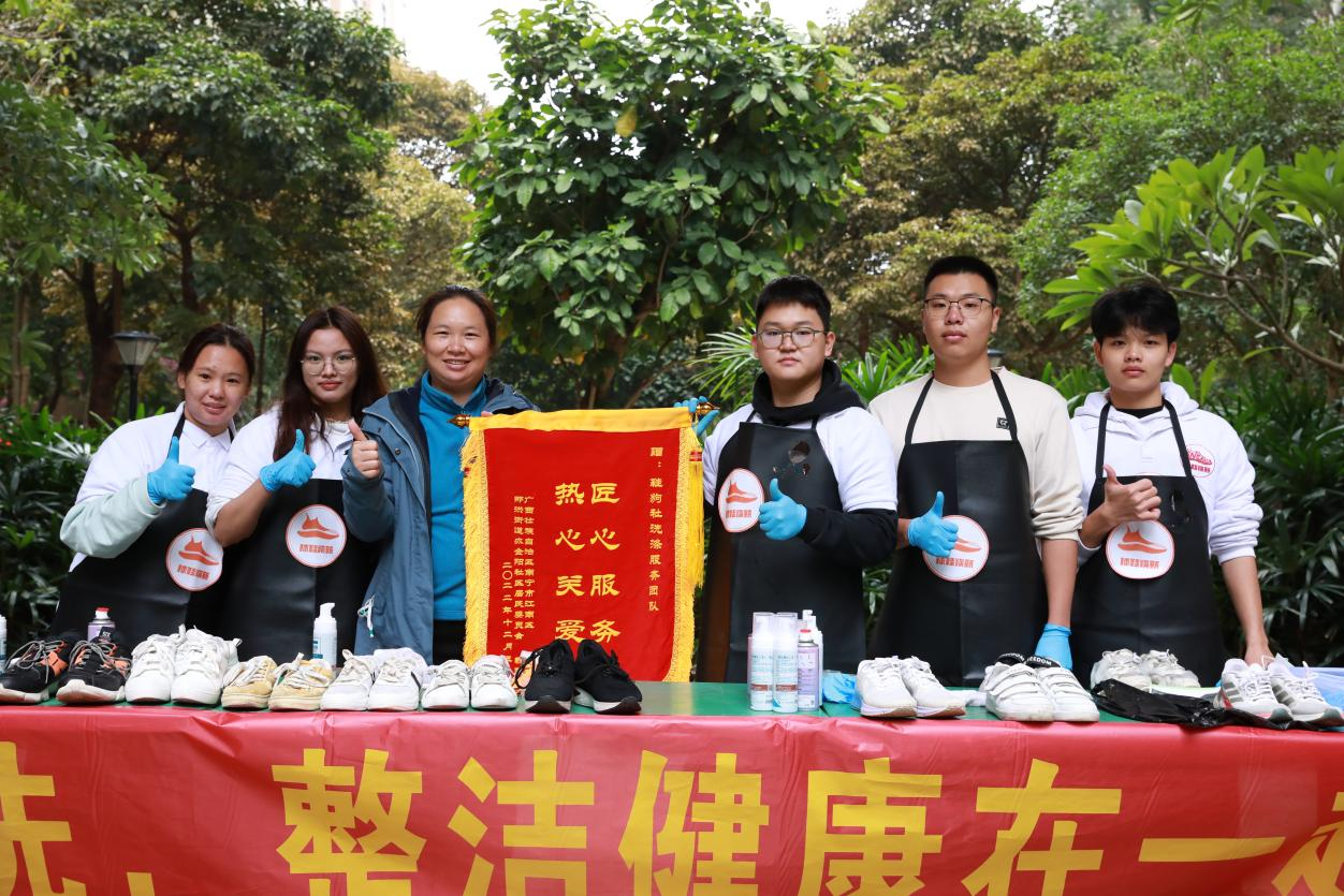 社区书记授予锦旗并合影留念